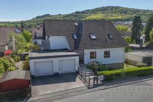 Gepflegtes Zweifamilienhaus mit großem Garten und Einliegerwohnung in ruhiger Lage von Kelkheim – Die vollständige Adresse der Immobilie erhältst du vom Anbieter., 65779 Kelkheim (Taunus) – Vorschaubild 1