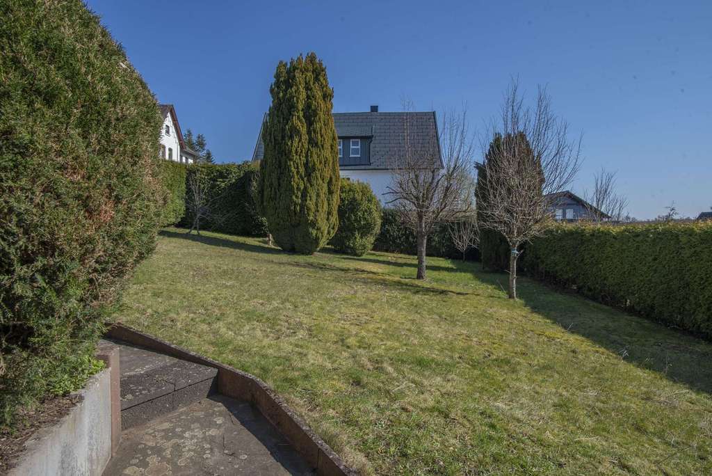 Immobilie in Driedorf - Sehr gepflegtes EFH/ZFH mit WDVS, 2 Garagen im Haus und Garten. Käuferprovisionsfrei! - Bild 2