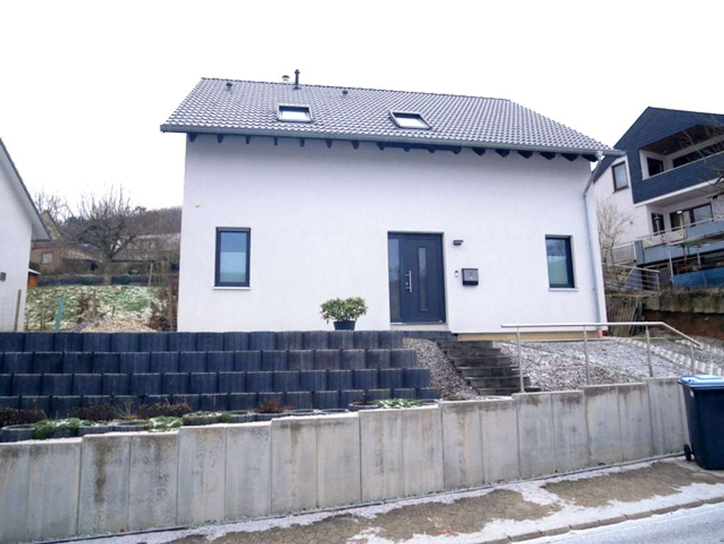 Immobilie in Lehmen - „Schönes freistehendes Einfamilienhaus in ruhiger Wohnlage“ - Bild 1