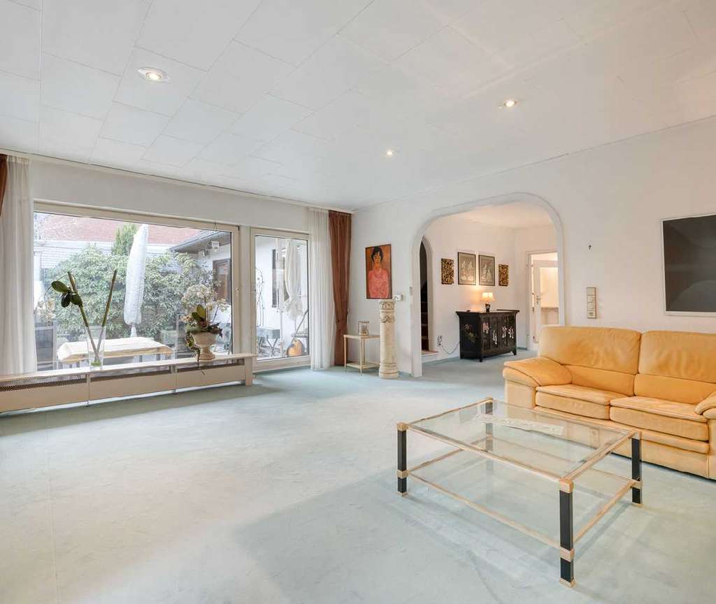 Immobilie in Ratingen - Freistehendes Einfamilienhaus mit Doppelgarage und großzügiger Wohnfläche in Rating - Bild 2