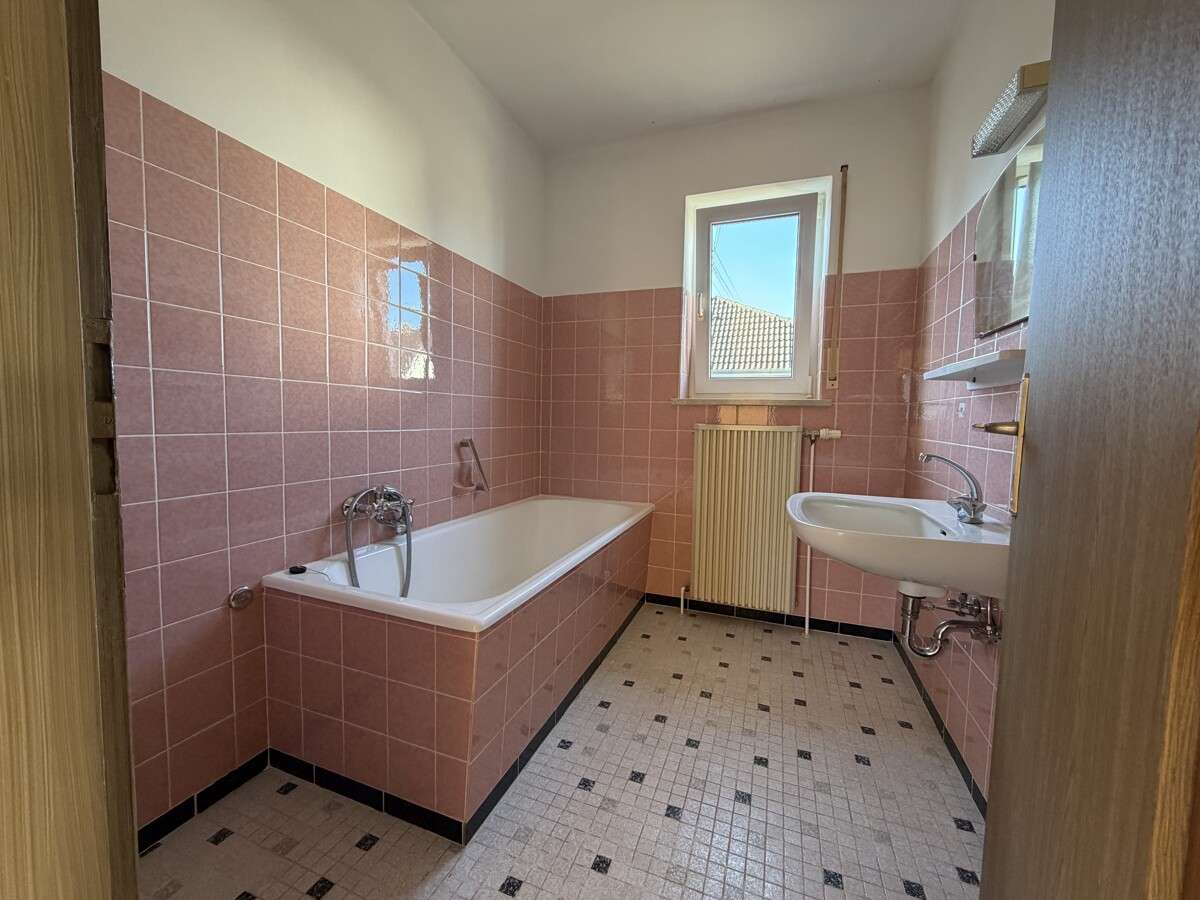 Immobilie in Graben - Haus mit 2 Wohneinheiten und großem Garten in Graben – sofort bezugsfrei. - Bild 3