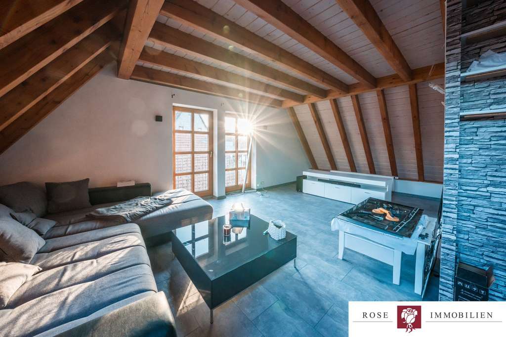 Immobilie in Leutenbach - Helle Dachgeschosswohnung mit ausgebauter Bühne, Stellplatz und wunderschönem Ausblick auf die Felde - Bild 0