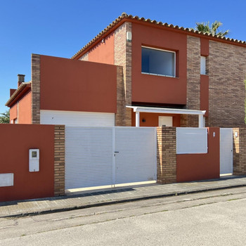 Ausgezeichnetes Haus mit privatem Pool in sehr ruhiger Lage in Sant Pere Pescador.
