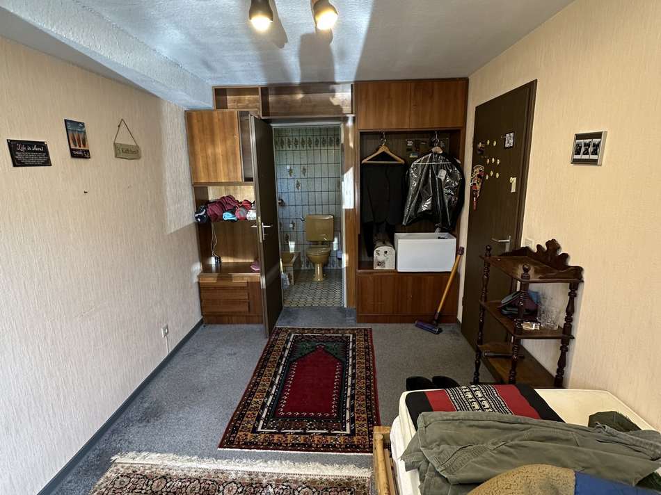 UG-EG-Zimmer  mit Bad