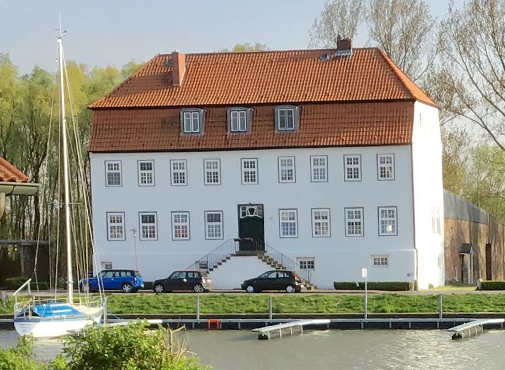 Immobilie in Glückstadt - Ehemaliges Palais mit Bauplatz am Yachthafen in Glückstadt - Bild 1