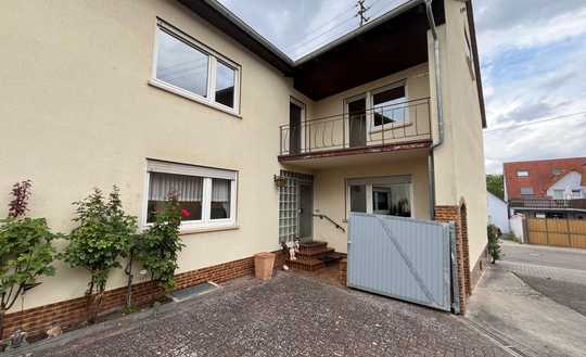 Großzügiges Zweifamilienhaus mit großem Garten, Garage, Scheune und Werkstatt