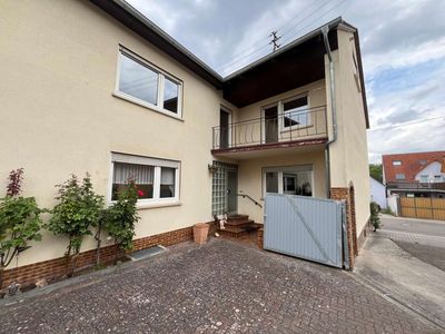 Großzügiges Zweifamilienhaus mit großem Garten, Garage, Scheune und Werkstatt