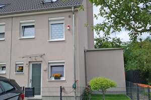 Modernes Reihenendhaus in Berlin-Mahlsdorf - Komfortabel, Sicher, Familienfreundlich – Die vollständige Adresse der Immobilie erhältst du vom Anbieter., 12623 Mahlsdorf, Berlin – Vorschaubild 1