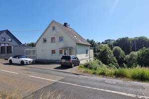 Gemeinde Dreisbach: Freistehendes Einfamilienhaus mit drei Garagen und großem Areal – Die vollständige Adresse der Immobilie erhältst du vom Anbieter., 56472 Dreisbach – Vorschaubild 2