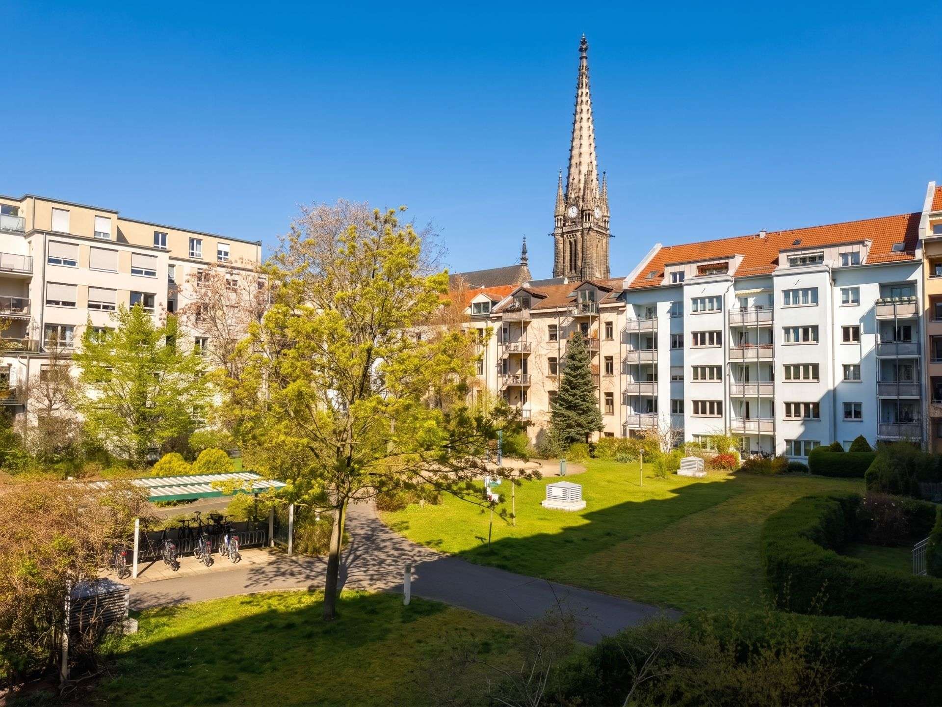 Grüne Oase und fußläufig zur Innenstadt - bezugsfreie 2-Zimmer mit Balkon & Tiefgarage, Leipzig – Bild 1