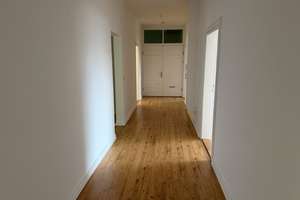 Zentrale Altbauwohnung mit Doppelgarage und Dachterrasse