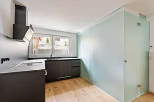 Attraktive 1,5-Zimmer-Wohnung mit luxuriöser Innenausstattung und großzügiger Terrasse 