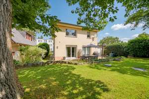 Großzügiges Einfamilienhaus in ruhiger Lichterfelder Lage mit Kamin, Garten, Garage und Vollkeller