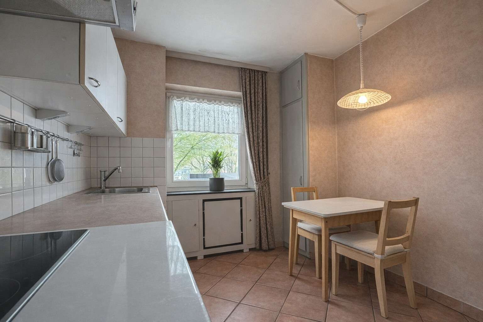 Renovierungsbedürftige 2-Zimmer-Etagenwohnung mit Balkon und Garagenstellplatz, Düsseldorf – Bild 3