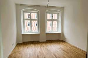 Charmante 3-Zi.-Wohnung mit sonnigem Balkon, moderner Küche und Wohlfühlbad – Burgergäßchen 4, 86150 Jakobervorstadt-Nord, Augsburg – Vorschaubild 4
