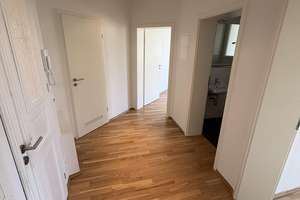 Helle, modernisierte 2-Zimmer-Wohnung mit Loggia und Einbauküche
