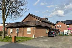 Familienglück oder Investitionschance: Vermietetes Zweifamilienhaus in ruhiger Lage von Lippst – Die vollständige Adresse der Immobilie erhältst du vom Anbieter., 59558 Lippstadt – Vorschaubild 1