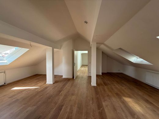 Eine Etage für Sie allein! | Sanierte Dachgeschosswohnung in zentraler ...