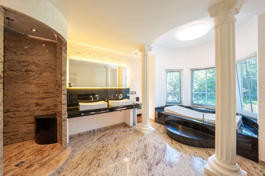 Immobilie in Großwoltersdorf - Mediterrane Villa in Seenähe - Stilvolles Wohnen auf großen Grundstück mit Pool - Bild 3