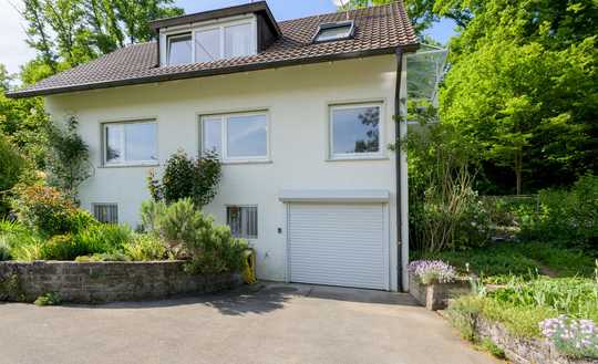 Familienfreundliches Haus mit großem Garten und separaten Wohneinheiten