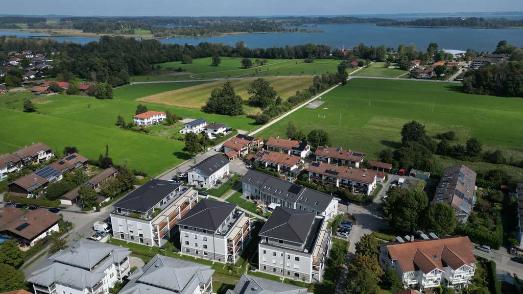 Immobilie in Prien am Chiemsee - NEUBAU: 2-Zi-Whg, 77qm, gr. überdachter Südbalkon, in Prien´s Toplage nur 600m zum See - Bild 0