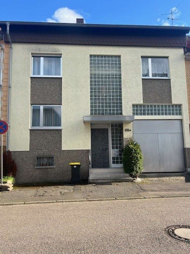 Immobilie in Völklingen - Ihr neues Zuhause: Großzügiges Familienhaus mit traumhaftem Garten - Bild 0