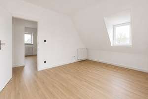 Frisch modernisierte 2-Zimmer-Dachgeschosswohnung mit Einbauküche in Bochum-Wattenscheid – Weststraße -, 44866 Leithe, Bochum – Vorschaubild 3
