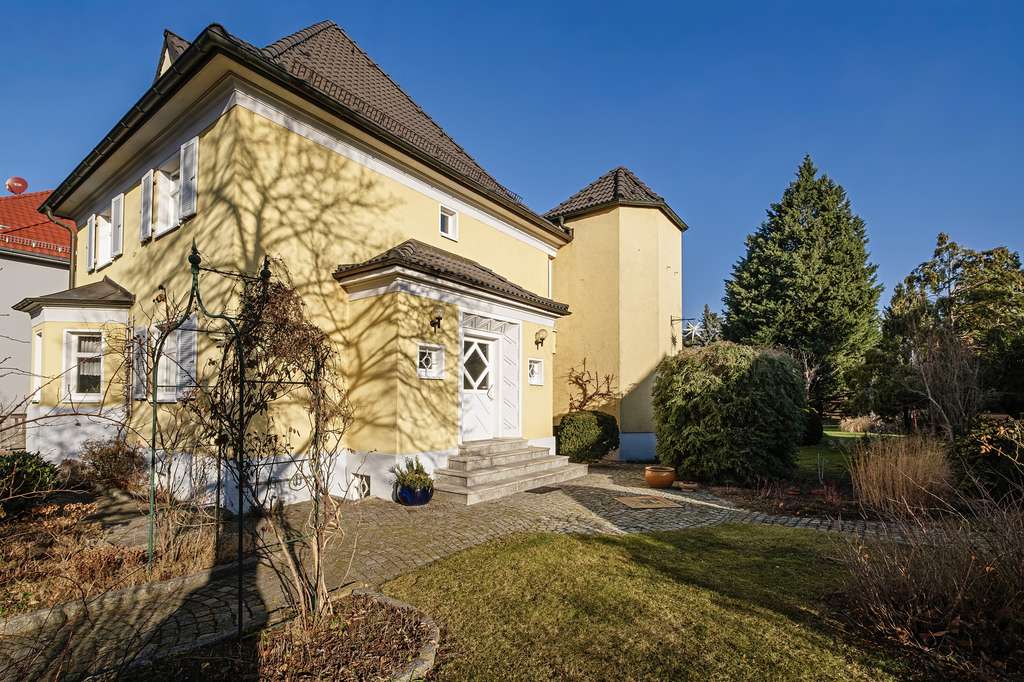 Immobilie in Coswig - Großzügiges Einfamilienhaus mit Einliegerwohnung und Garten-Oase - Bild 1