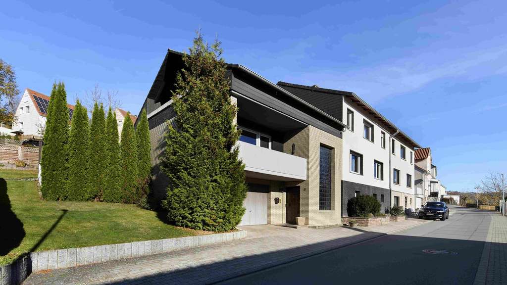 Immobilie in Beverungen - Charmante Doppelhaushälfte mit Garten & Weitblick - Bild 1