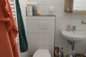 Gemütlich möblierte 2-Zimmer-Wohnung mit Einbauküche in Berlin Lichtenberg (Befristung 1 Jahr) – Bernhard-Bästlein-Str. 20, 10367 Berlin – Vorschaubild 7