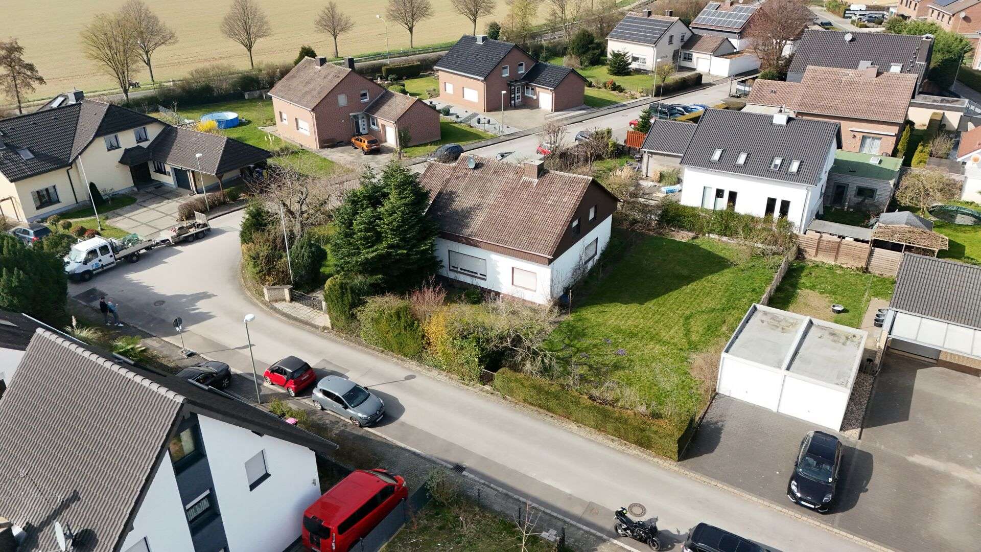 Freistehendes Einfamilienhaus zur Sanierung auf großem Grundstück in Rosellen, Neuss Rhein Kreis – Bild 2