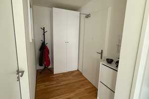 NEUBAU: 2 Zimmer verteilt auf 60 m² Wohnen + Balkon und Lift + Dachterrasse, inkl. großer TG-Stellpl – München – Vorschaubild 3