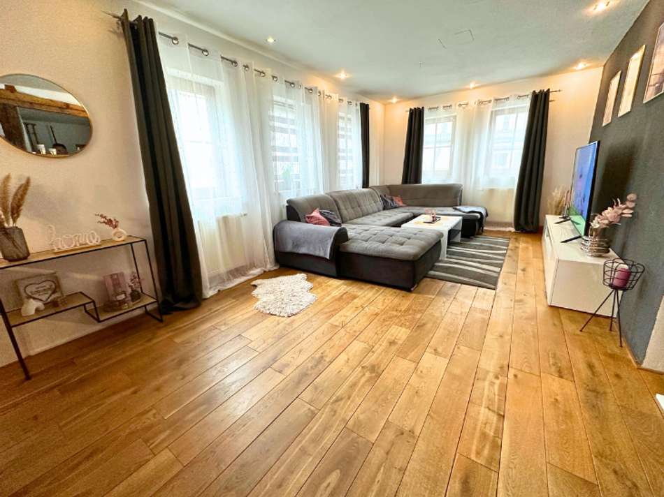 großzügiges Wohnzimmer