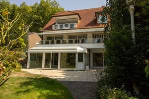 TOP RHEINLAGE, gepflegtes Haus mit 10,5 Zimmern (3 Wohnungen) in Düsseldorf-Benrath