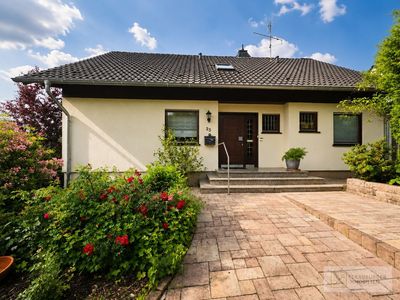 Lichtdurchflutetes Einfamilienhaus mit Wohlfühlcharakter und Gartenparadies