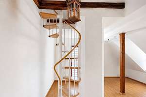 Charmante Zwei-Zimmer-Dachgeschosswohnung mit Balkon – 60313 Bahnhofsviertel, Frankfurt am Main – Vorschaubild 2