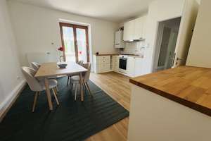 Voll möblierte 2-Zimmer-Wohnung mit Wintergarten frisch saniert