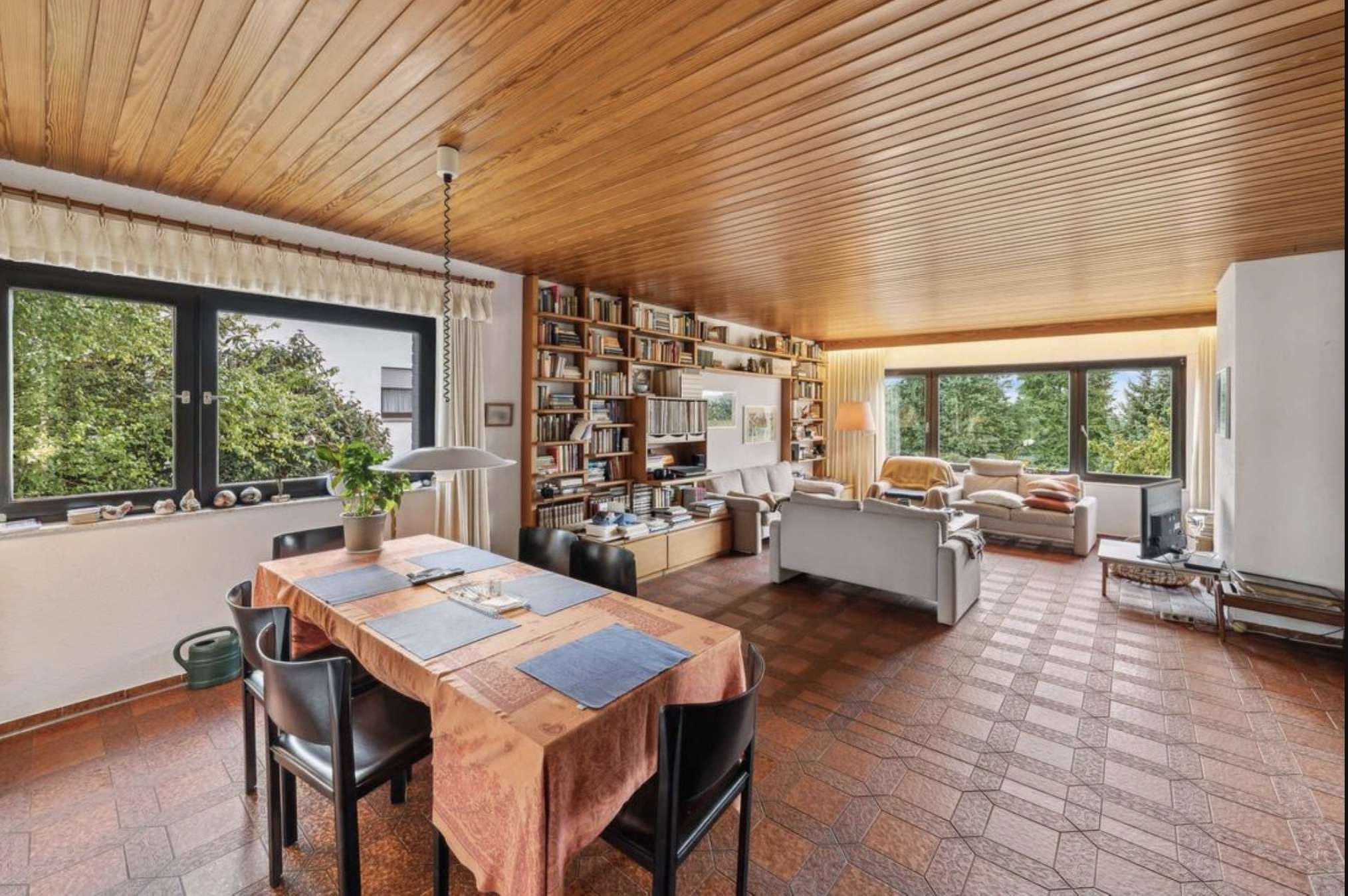 Immobilie in Ronneburg - Traumhaftes Einfamilienhaus mit Einliegerwohnung, sonniger Terrasse und TraumAussicht - Bild 2