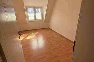 Wohnen über den Dächern: Charmante 3-Zimmer-DG-Wohnung mit Balkon – Die vollständige Adresse der Immobilie erhältst du vom Anbieter., 4178 Böhlitz-Ehrenberg, Leipzig – Vorschaubild 3