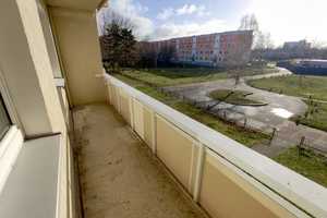 **Ideal für Singles oder Paare** Schöne 2-Raumwohnung mit Laminat und Balkon! – Hans-Grade-Straße 92, 39130 Magdeburg – Vorschaubild 2