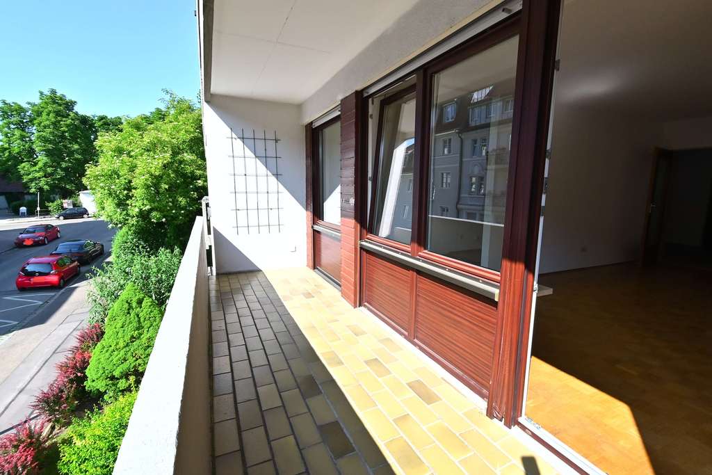 Gepflegte 2 ZKB mit 2 x Balkon, Parkett, Zentralheiz., zzgl. Garage, gefragte Lage, A-Göggingen