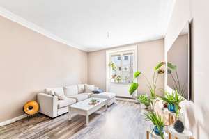Traumhafte Altbauwohnung mit 2,80 m Stuckdecken, Loggia & hochwertiger Sanierung
