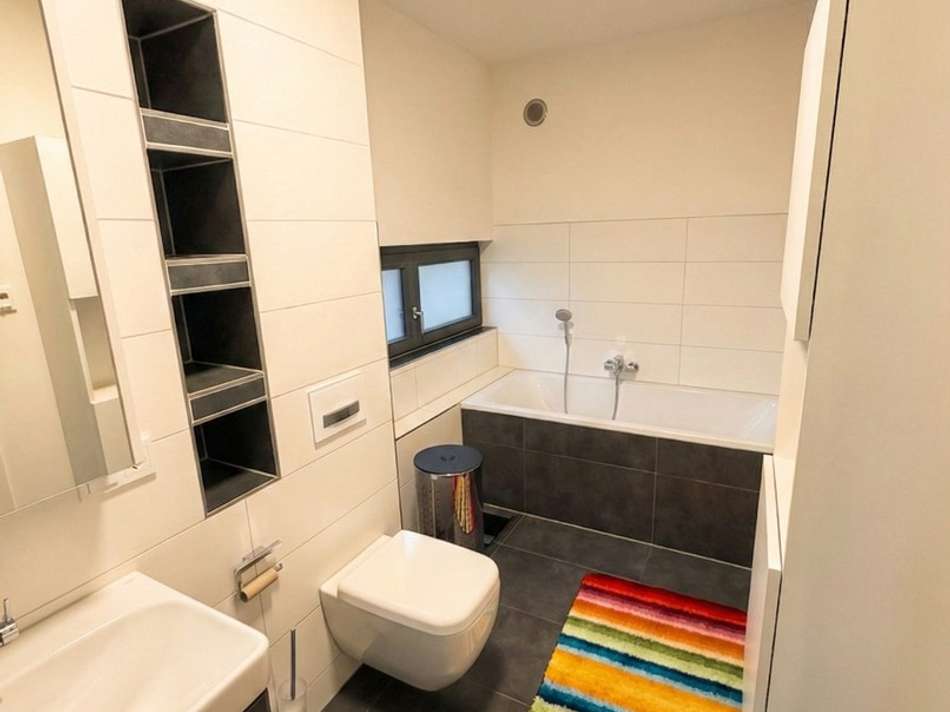 OG Bad WC und Badewanne