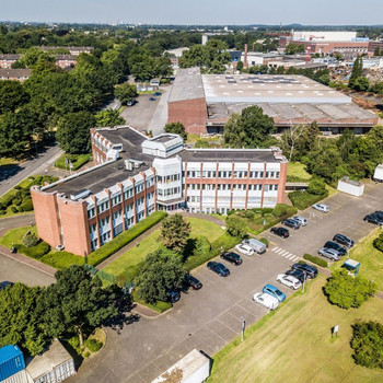 Repräsentatives Objekt mit umzäunten Parkflächen