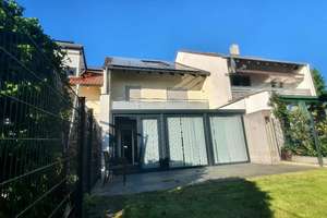 sofort frei!  Helles Reihenhaus mit Wintergarten, 4 Bäder