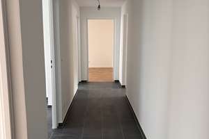 Frisch renovierte 2,5-Zimmer-Wohnung mit neuer Einbauküche und elegantem Parkettboden
