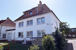 HAMBURGER DREIFAMILIENHAUS MIT 12 GARAGEN, LAUFENDEN MIETEINNAHMEN UND ENTWICKLUNGSPOTENZIAL!