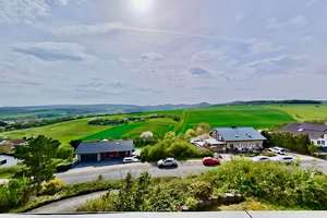 Platz für Familie. Raum für Zukunft. Aussicht fürs Leben – Die vollständige Adresse der Immobilie erhältst du vom Anbieter., 56651 Niederzissen – Vorschaubild 1