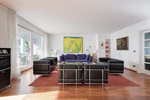 Maxvorstadt: Lichtdurchflutete Etagenresidenz mit drei Balkonen in Bestlage