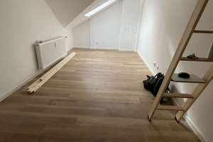 WG-Zimmer in renovierter Dachgeschosswohnung in bester Lage!